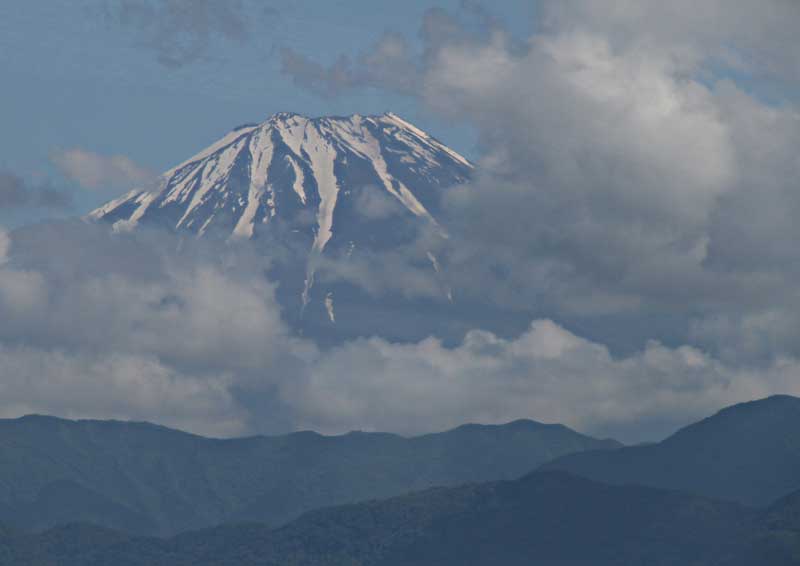 車窓から撮影　「雲から顔を出した富士山」