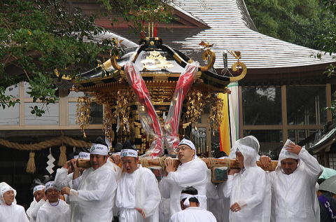 金劒宮から神輿を担いで出発だー