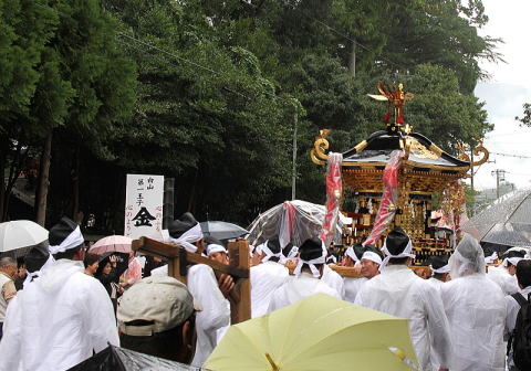 町の中へ練り歩く神輿