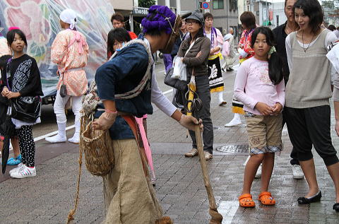 観客にも愛嬌をふりまく