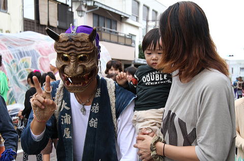 赤ちゃん親子と「はいポーズ」