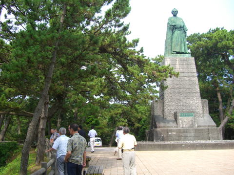 桂浜公園内の龍馬像